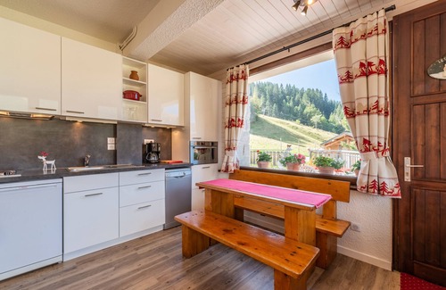 Les Gets Apartamento | Apartamento para 4 personas al pie de la ladera de esquí La Turche con terraza hacia el sur y vistas a la montaña.