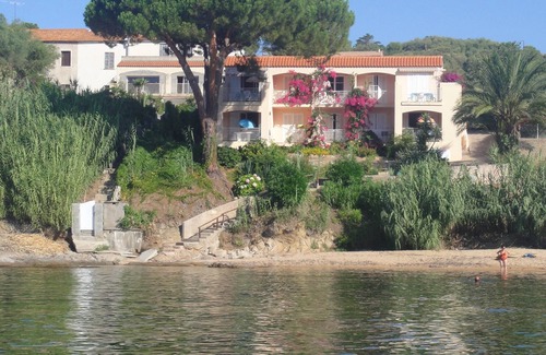Tiuccia Apartamento | APARTMENT (4Rooms) IMPRENABLE VIEW "PIEDS DANS L'EAU N°5 (sleeps 4 to 8)