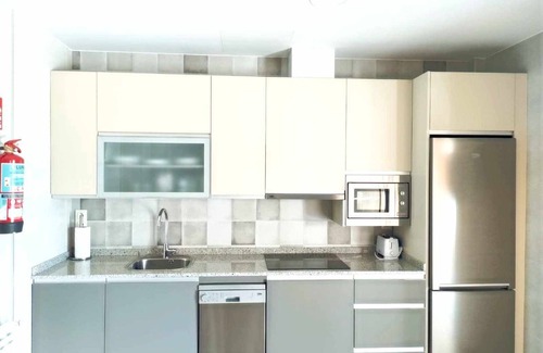 Serantes Apartamento | Apartamento 5:Diseño moderno, con piscina y jardín