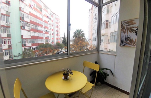Paco De Arcos Apartamento | Apartment 5 minutes from the beach - up to 4 cars. 30mn from Lx