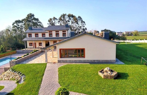 Serantes Apartamento | Apartamento 6: Tres dormitorios, porche y piscina