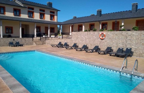 Serantes Apartamento | Apartamento 6: Tres dormitorios, porche y piscina