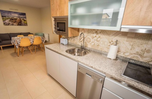 Serantes Apartamento | Apartamento 7:Porche con vistas a piscina y jardín