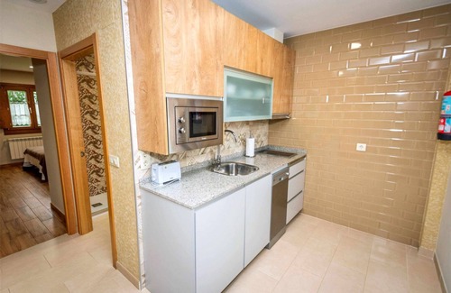 Serantes Apartamento | Apartamento 7:Porche con vistas a piscina y jardín