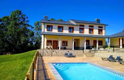 Serantes Apartamento | Apartamento 7:Porche con vistas a piscina y jardín