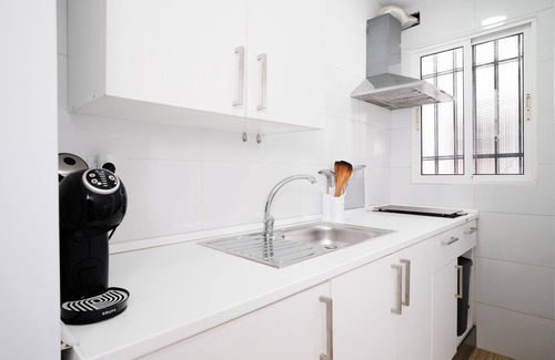 Doctor Barraquer-Grupo Renfe-Policlinico Apartamento | Apartamento 'A 5 Minutos De Calle Feria Y Alameda' con Terraza Privada, Wi-Fi y aire acondicionado.