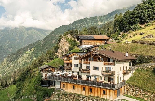Lagundo Apartamento | Apartment 'Adlerhorst' with Mountain View, Shared Garden and Wi-Fi