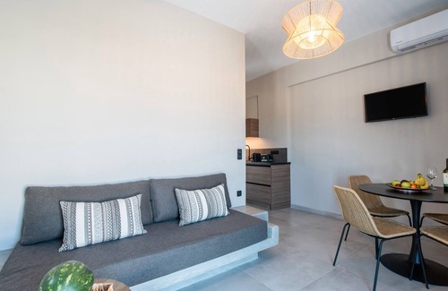 Mikri Vigla Apartamento | Apartamento 'Afros Beachfront 2' con vistas al mar, Wi-Fi y aire acondicionado