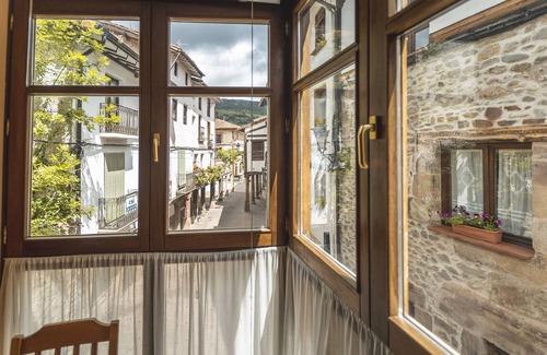 Ezcaray Apartamento | Apartamento 'Altuzarra' con vistas a la montaña, terraza privada y Wi-Fi