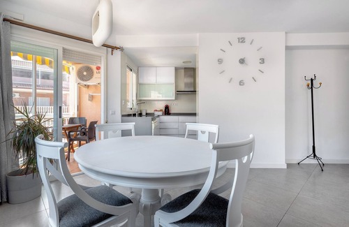 Canet de Berenguer Apartamento | Apartamento 'Amplio Canet' con piscina compartida, Wi-Fi y aire acondicionado