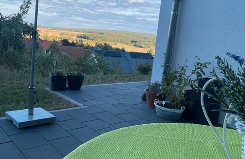 Oberelsbach Apartamento | Apartment 'Am Rothen Hang' with Mountain View, Private Terrace and Wi-Fi
