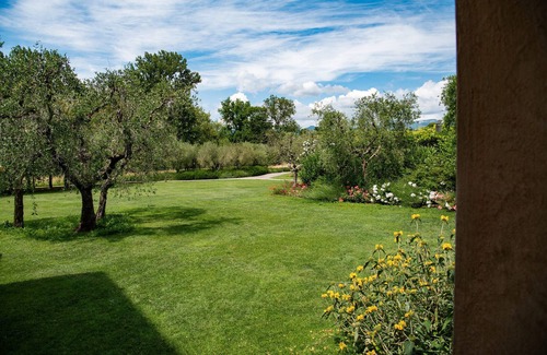 Puegnago del Garda Apartamento | Apartment 'Ametista' with Shared Pool, Wi-Fi and Air Conditioning
