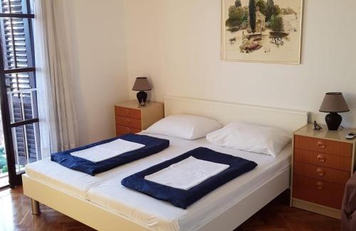 Gruz Apartamento | Apartment Anet with free parking