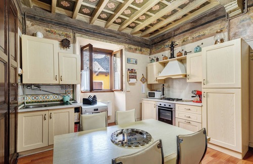 Orta San Giulio Apartamento | Apartamento 'Antro Di Circe - Orta Centro' con terraza privada, jardín privado y Wi-Fi