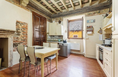 Orta San Giulio Apartamento | Apartamento 'Antro Di Circe - Orta Centro' con terraza privada, jardín privado y Wi-Fi