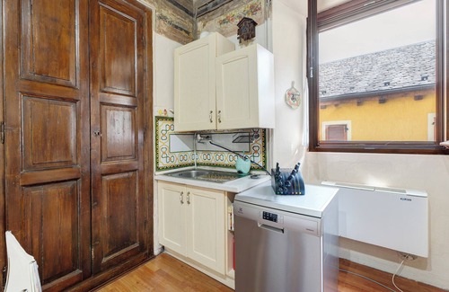 Orta San Giulio Apartamento | Apartamento 'Antro Di Circe - Orta Centro' con terraza privada, jardín privado y Wi-Fi