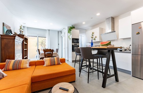 Fuengirola Apartamento | Apartamento 'Apartamento Novasol' con terraza privada, Wi-Fi y aire acondicionado