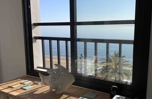 Torreblanca Apartamento | Apartamento 'Apartamento Frontal Primera Linea' con vistas al mar, Wi-Fi y aire acondicionado