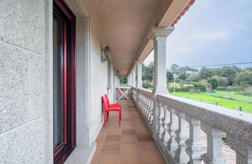 Cangas Apartamento | Apartamento 'Apartamento 12' con piscina compartida, terraza privada y Wi-Fi
