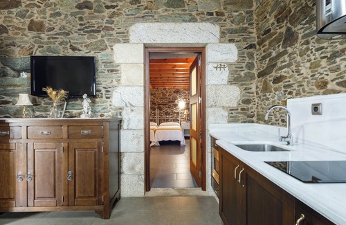 Ordes Apartamento | Habitación interior del apartamento "Apartamento Adega", con una ventana que da a un porche interior