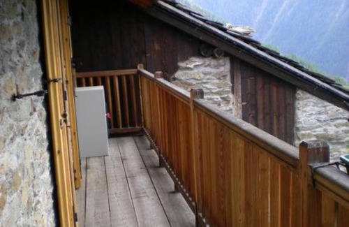 Aymavilles Apartamento | Apartamento 'Appartamento Vista Monte Bianco' con vistas a la montaña, jardín compartido y balcón