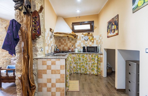 Baunei Apartamento | Apartamento 'Appartamento Domm'e Orrosaria' con vistas a la montaña, balcón y aire acondicionado