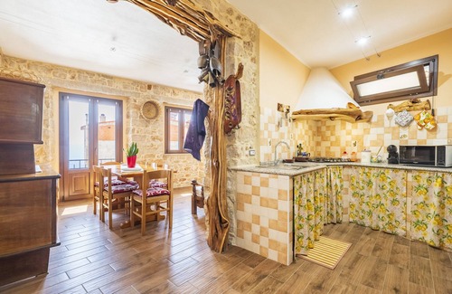 Baunei Apartamento | Apartamento 'Appartamento Domm'e Orrosaria' con vistas a la montaña, balcón y aire acondicionado