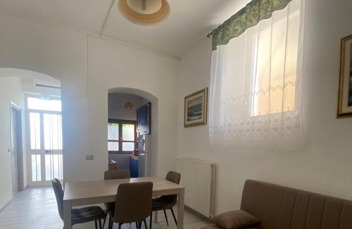 Dorgali Apartamento | Apartment 'Appartamento Trilocale 6 Posti' with Private Garden, Wi-Fi and Air Conditioning