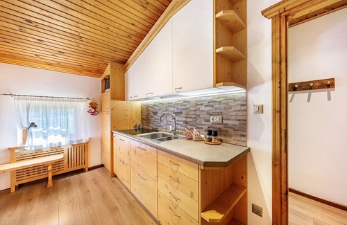 Padola Apartamento | Apartment 'Appartamento M Cavallino' with Mountain View, Shared Garden and Wi-Fi
