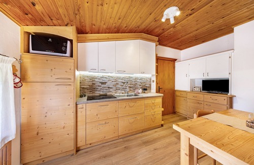 Padola Apartamento | Apartment 'Appartamento M Cavallino' with Mountain View, Shared Garden and Wi-Fi