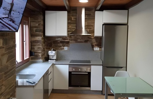 Fonsagrada Apartamento | Apartamento 'Arriba' con terraza compartida, balcón y Wi-Fi
