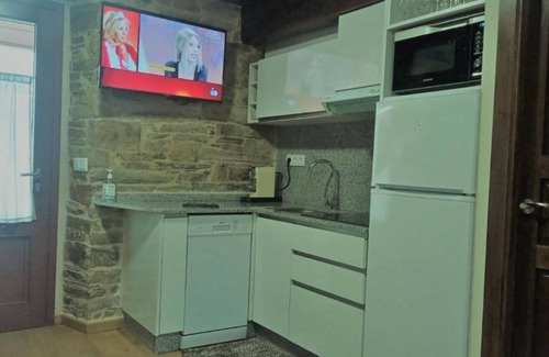 Fonsagrada Apartamento | Apartamento 'Arriba' con terraza compartida, balcón y Wi-Fi