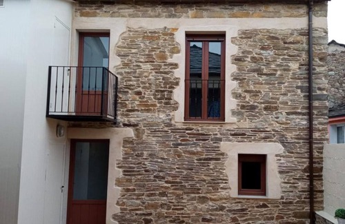 Fonsagrada Apartamento | Apartamento 'Arriba' con terraza compartida, balcón y Wi-Fi