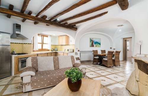Dorgali Apartamento | Apartamento "Art House" con vistas a la montaña, terraza privada y Wi-Fi