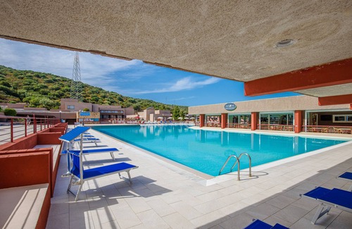 Cugnana Verde Apartamento | Apartment "Asfodeli Cugnana Verde" with Sea View, Shared Pool & Wi-Fi