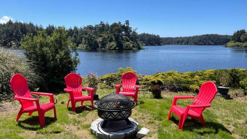 Langlois Apartamento | Apartment at Floras Lake Getaway