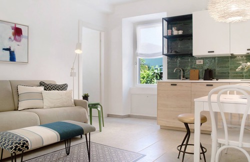 Lavena Ponte Tresa Apartamento | Apartment 'Atelier Milvia 1' with Private Terrace, Private Garden and Wi-Fi