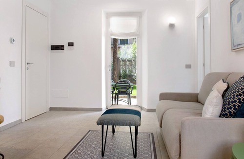 Lavena Ponte Tresa Apartamento | Apartment 'Atelier Milvia 1' with Private Terrace, Private Garden and Wi-Fi