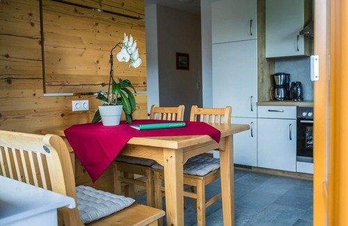 Sankt Corona am Wechsel Apartamento | Apartment with a balcony and a beautiful view of the rising morning sun