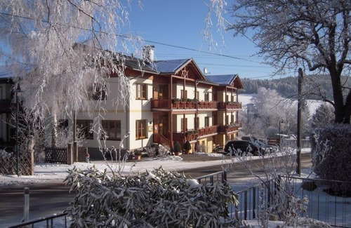 Sankt Corona am Wechsel Apartamento | Apartment with a balcony and a beautiful view of the rising morning sun