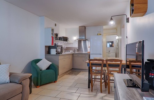 Valence Apartamento | Apartamento 'Au Epicéah, Logement À La Campagne' con vistas a la montaña, Wi-Fi y aire acondicionado