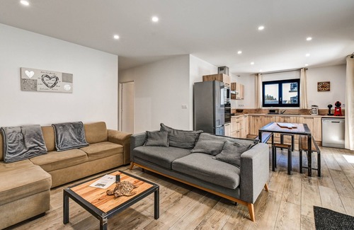 Ax-les-Thermes Apartamento | Apartamento 'Aux Pieds Des Pistes - Appt B' con vistas a la montaña, Wi-Fi y aire acondicionado