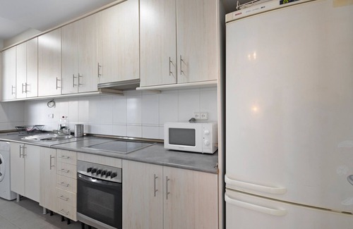 Pedralbes Apartamento | Apartamento 'Balcón De Barcelona' con vistas a la montaña, terraza privada y Wi-Fi