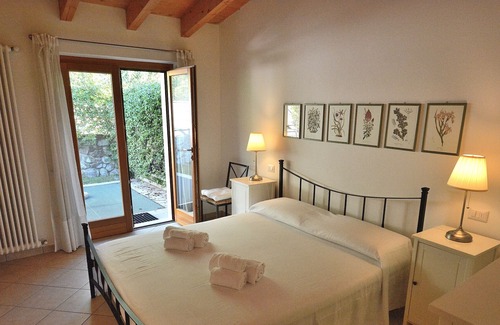 Albisano Apartamento | Apartment Bardino with Pool and Lake View