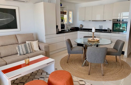 Costa del Sol Apartamento | Apartamento 'Beachfront In Fuengirola' con vistas al mar, Wi-Fi y aire acondicionado.