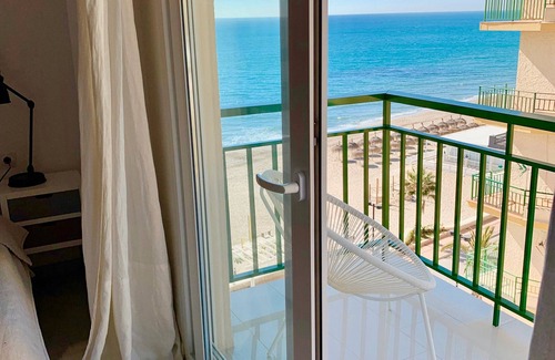 Costa del Sol Apartamento | Apartamento 'Beachfront In Fuengirola' con vistas al mar, Wi-Fi y aire acondicionado.