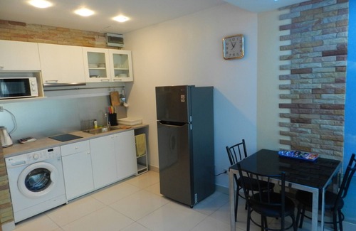 Jomtien Apartamento | Apartment bedroom + living room.