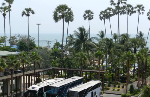 Jomtien Apartamento | Apartment bedroom + living room.