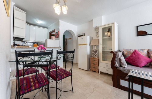 Arroyo de la Miel Apartamento | Apartamento 'Benalmadenasol' con piscina compartida, Wi-Fi y aire acondicionado