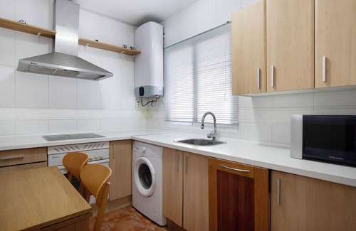 Benalmadena Apartamento | Apartamento 'Benalmarina' con piscina compartida, Wi-Fi y aire acondicionado